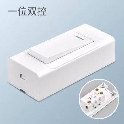 明装のベッドの上のスイッチの手は旧式の線のコンソールの明かりのスイッチのボタンをつまんで圧力式の電線の電灯の小さいスイッチを押します。|undefined