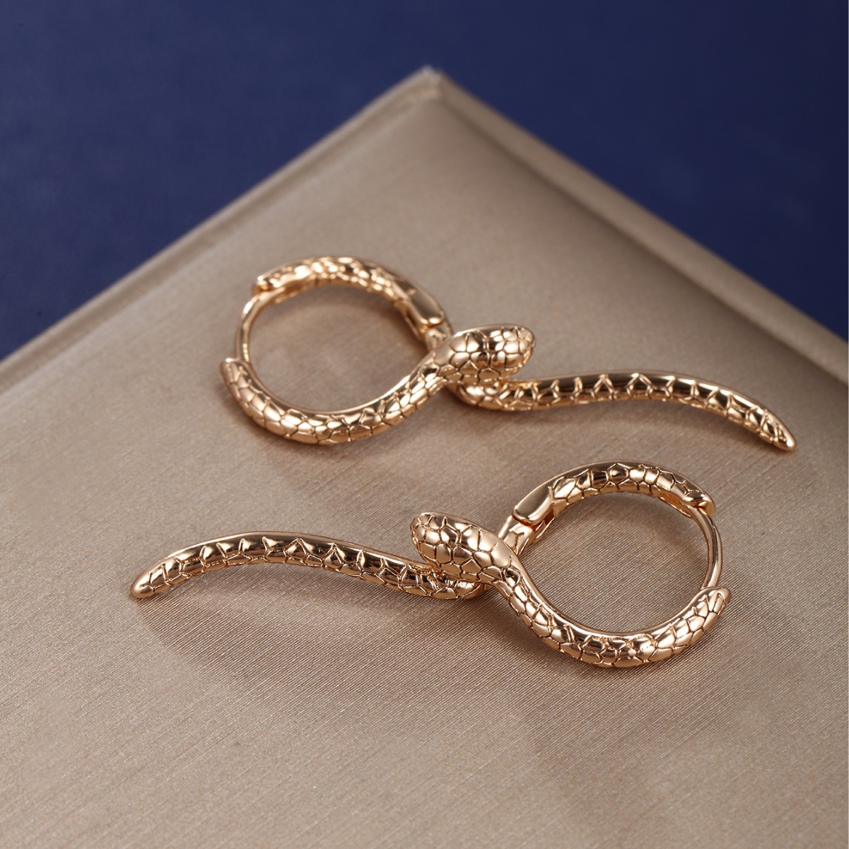 Xuping joyería europea y americana retro personalizada serpiente Cruz que rodea flexible en forma de serpiente pendientes de moda temperamento frío