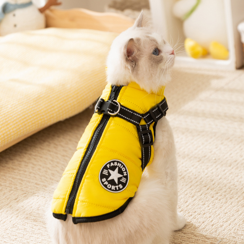 Transfronterizos amarillos de moda para salir tracción chaleco gatos a prueba de viento espalda de pecho grueso ropa de mascota gatos al por mayor