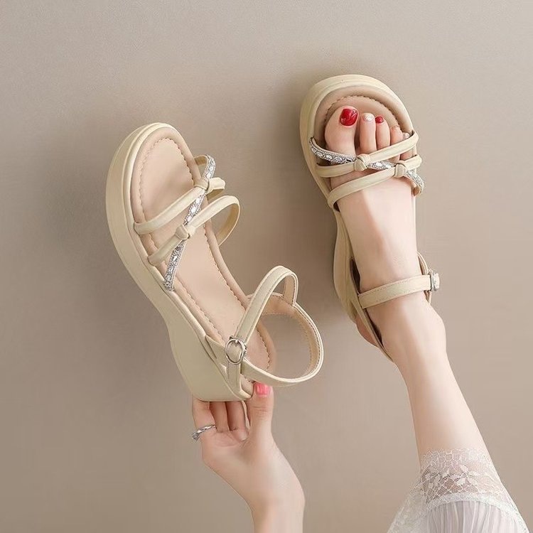 Sandalias de mujer verano 2026 nuevo estilo con falda un tipo de hebilla sandalias de fondo grueso sandalias de moda ligeras versátiles