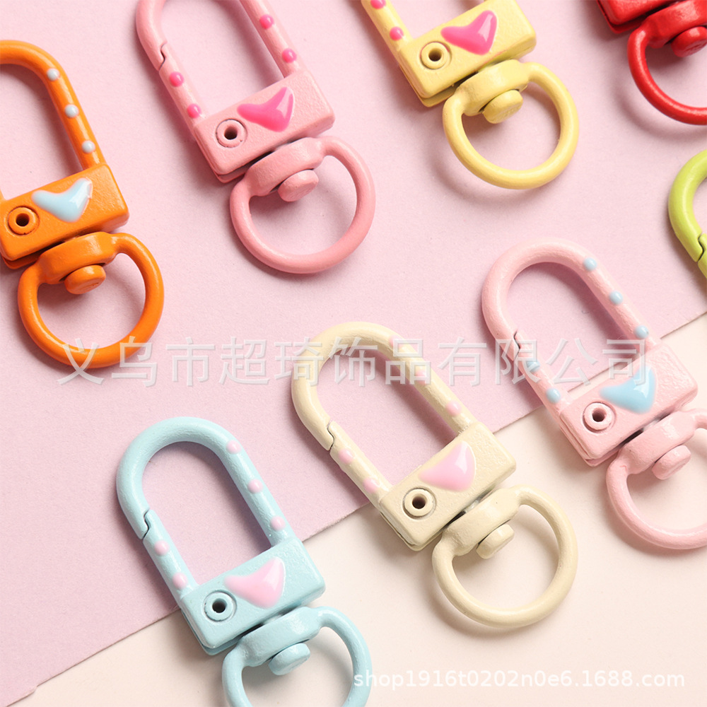 愛のUリングのドアはマカロン色のdiyのアクセサリのキャンディー色の漆の金属のキーホルダーの部品の掛け物を掛けます。
