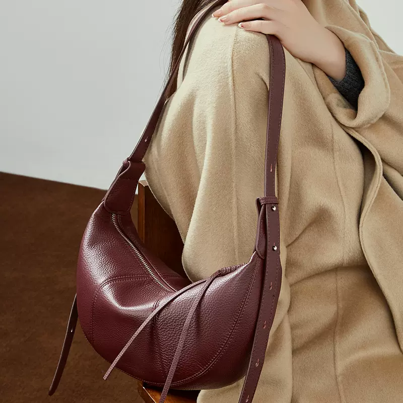 头层牛皮牛角包斜跨饺子包新款真皮小众单肩实用通勤纯色软皮女包