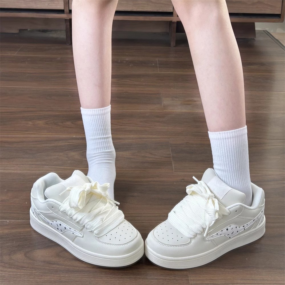 2025 verano y otoño de Hong Kong super caliente pareja de zapatos deportivos casuales con suela gruesa zapatos de pan de estudiantes zapatos blancos pequeños