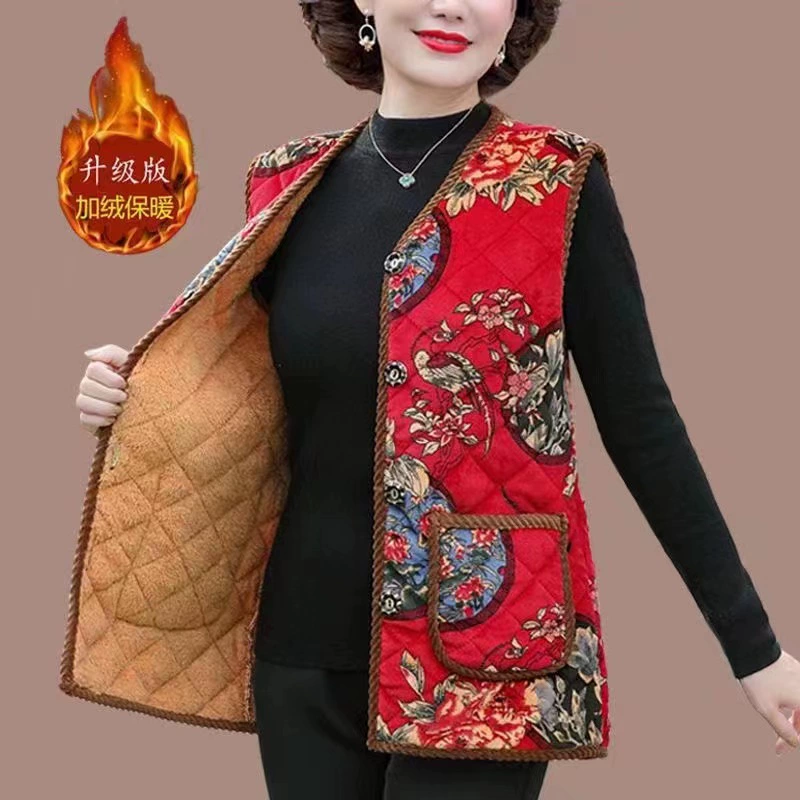 Женщины среднего и пожилого возраста имеют зимнюю одежду с бархатом и толстым наружным ношением жилета 50 лет 60 мам без рукавов