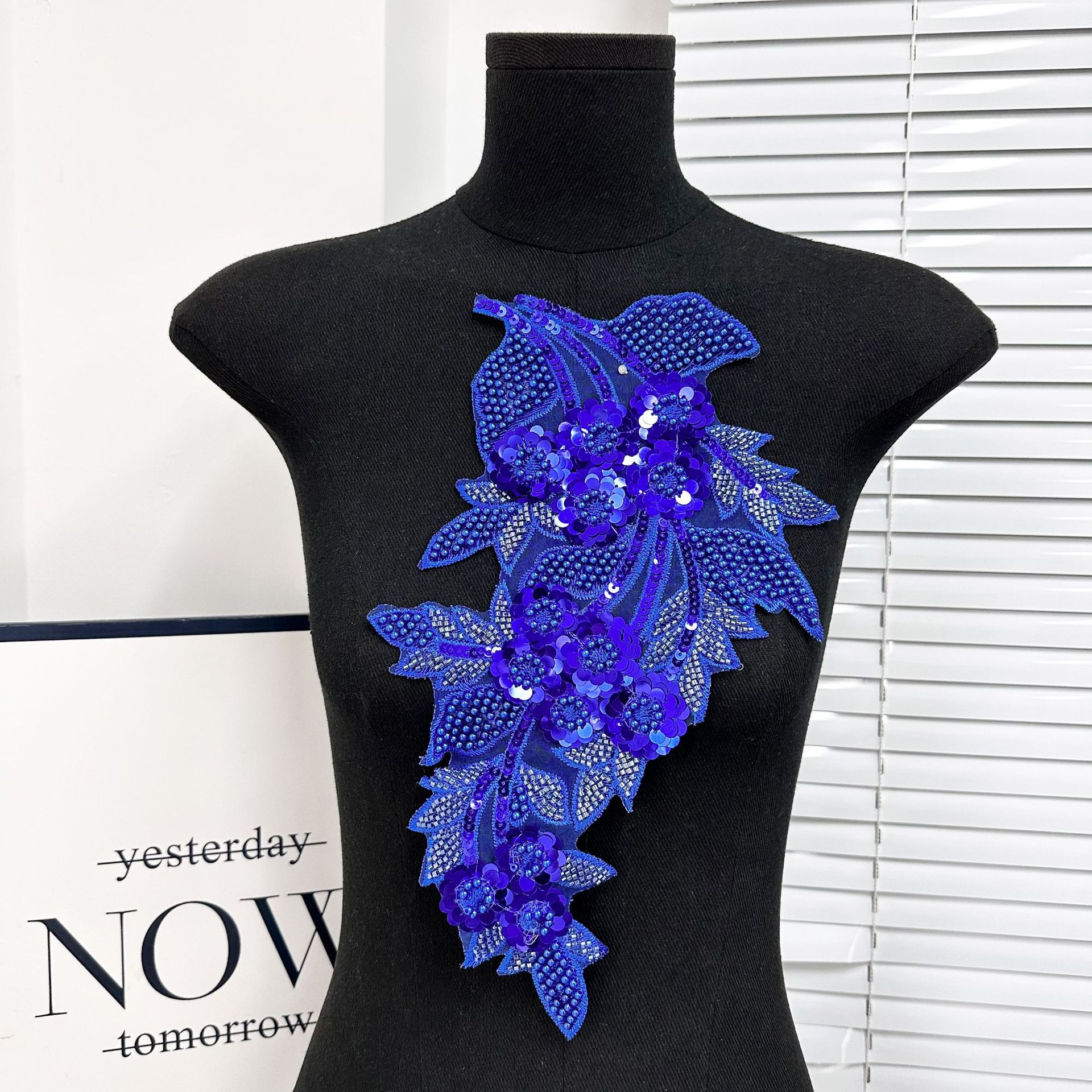 Ventas transfronterizas calientes de bordado de malla sequinilla de tela de color plateado pegado vestido vestido vestido de rendimiento ropa accesorios DIY