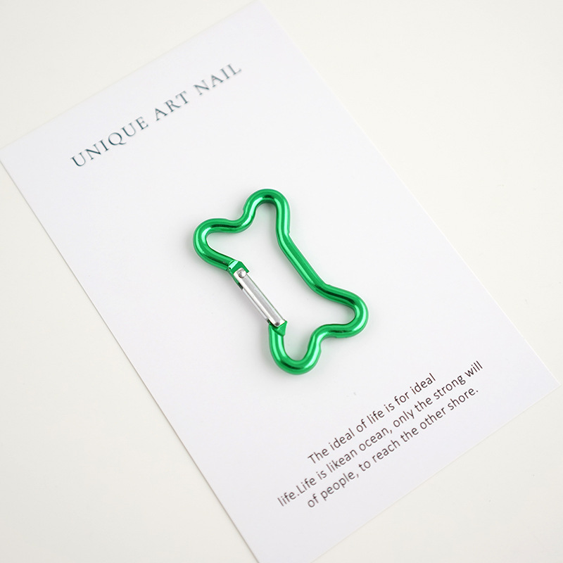 バックパックにフックを掛けて登山ボタンを掛けます。