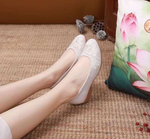 Old Beijing cloth shoes female embroidery spring low national wind Chinese dress for women&apos;s shoes with antique tea clothing shoes embroidered shoes