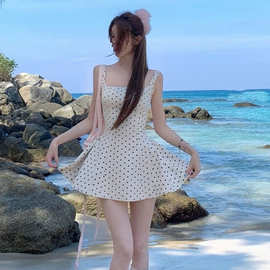波点露肩露背吊带连衣裙女春夏甜辣风收腰显瘦蓬蓬蝙蝠型A字短裙
