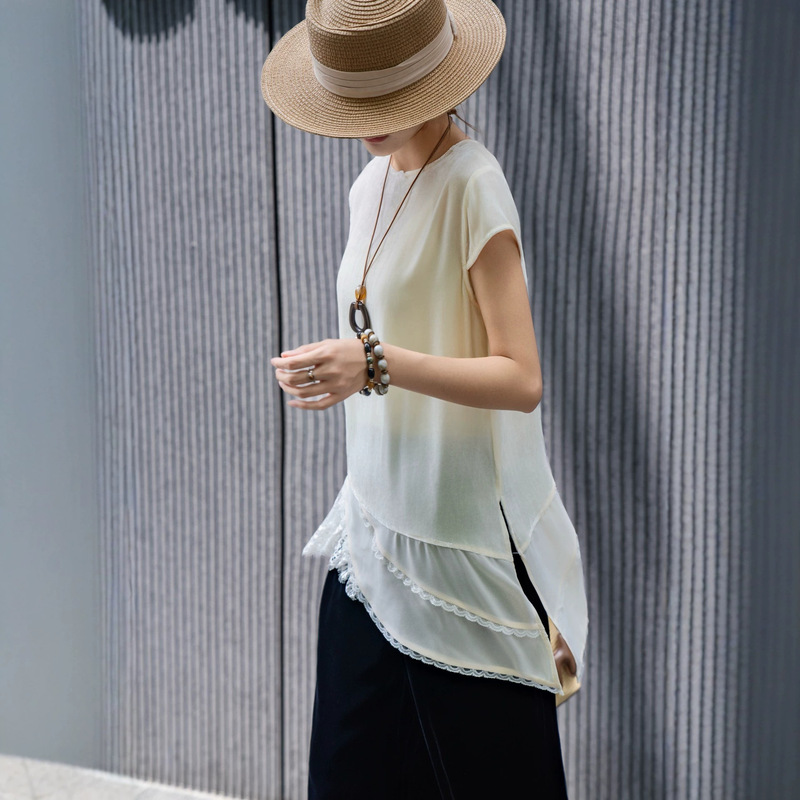Silk Velvet Top with a Hemline Featuring Delicate Eyelash Lace Trim, Wavy Design, Gentle and Charming, Simple and Stylish Shirt Silk Velvet Top with a Hemline Featuring Delicate Eyelash Lace Trim, Wavy Design, Gentle and Charming, Simple and Stylish Shirt