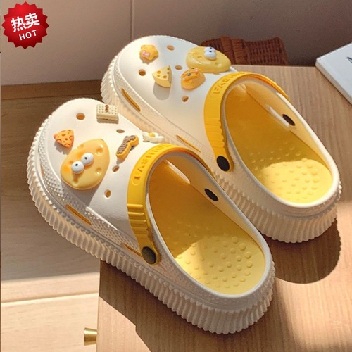 Thick-soled cheese hole shoes for women, summer outdoor wear, internet celebrity ins home slip-resistant bathroom poop-feeling toe cover sandals, summer 