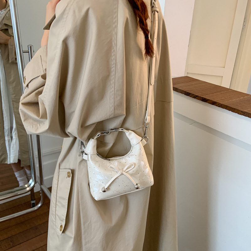 Bolsos populares de este año 2025 verano nuevo bolso femenino lindo lazo bolso de hombro mini bolso de mensajero de diamantes