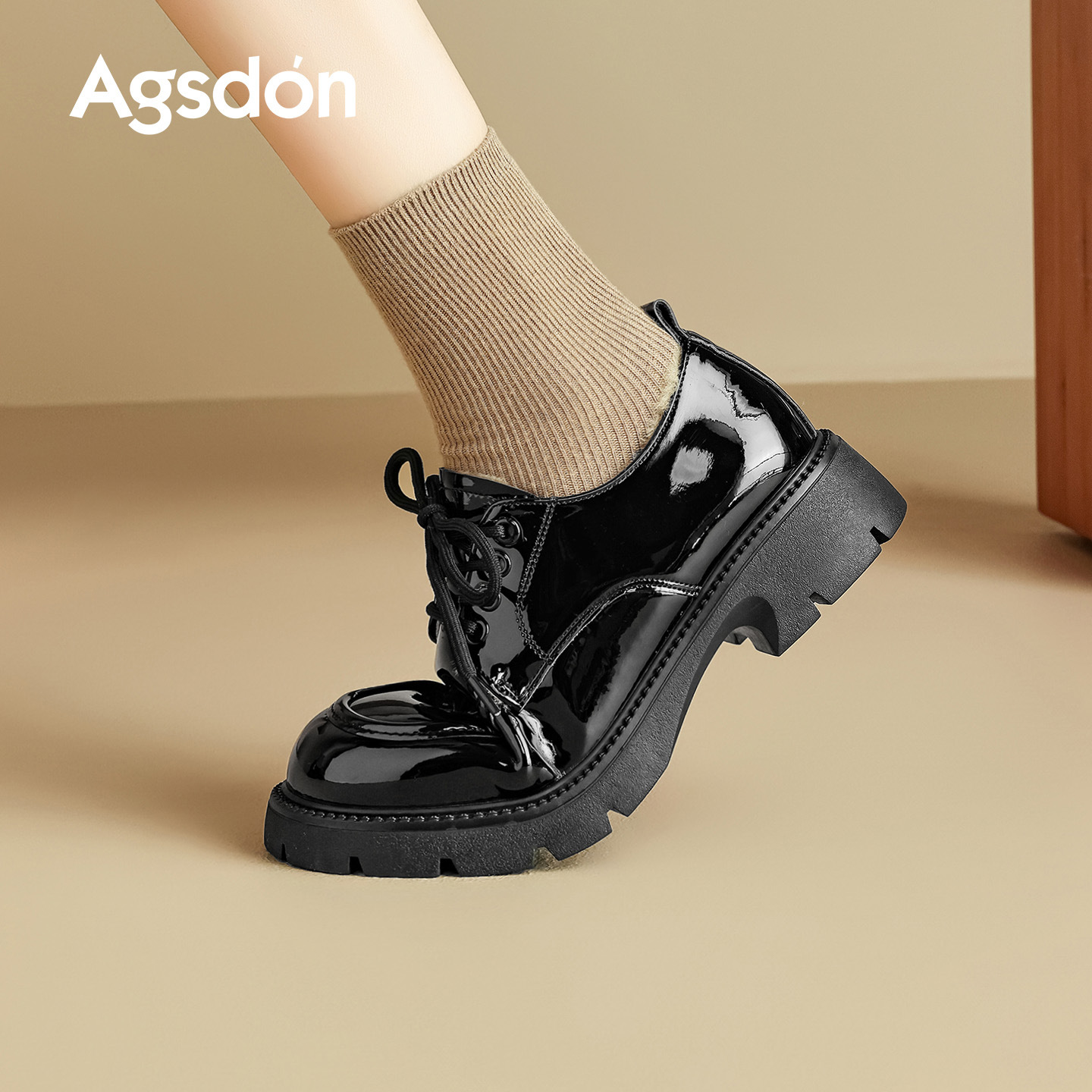 Zapatos de Lefour de Dengjia 2025 nuevos zapatos de invierno negros brillantes zapatos de cuero de suela gruesa zapatos de lana