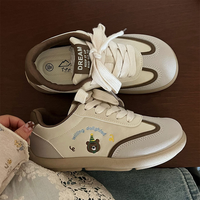 Zapatos chic, zapatos blancos de suela gruesa para estudiantes, zapatos de entrenamiento alemán retro para mujeres, primavera y otoño de 2025, nuevas zapatillas de deporte de todo fósforo para mujeres