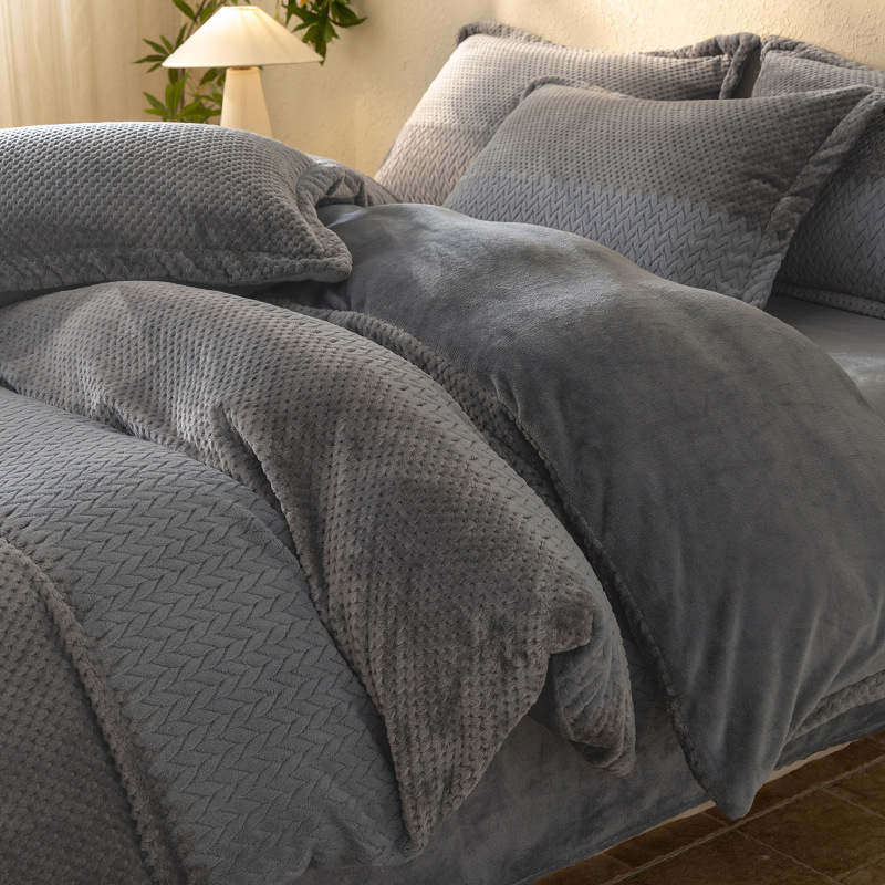 Invierno engrosado tallado cama de terciopelo de leche de cuatro piezas conjunto de doble terciopelo de coral sábanas de cama de cama de cama de estilo de cama de gaaso 2025 nuevo