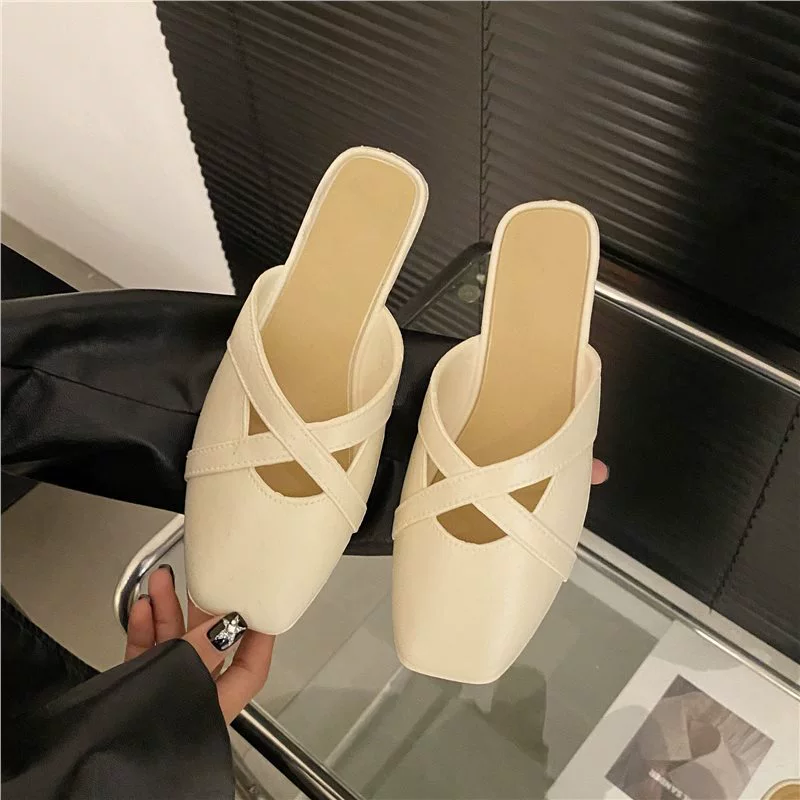 Нежные нишевые холодные тапочки женщины 2025 новый плоский фон иностранного воздуха летом