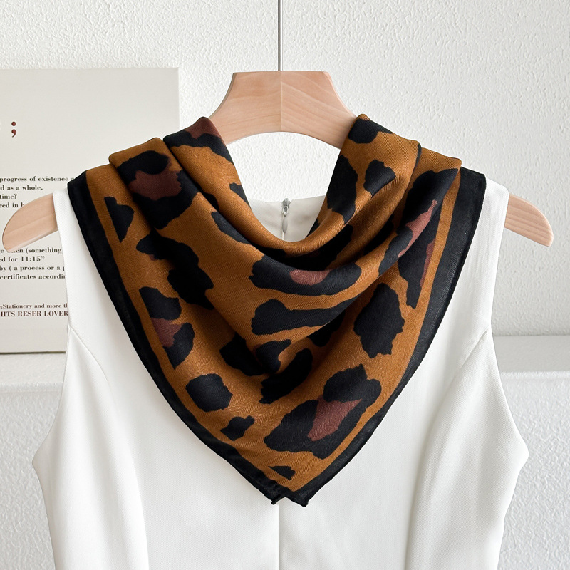 큰 표범 무늬 - 블랙 커피