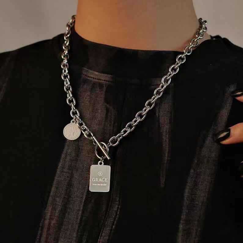 Collana con ciondolo a forma di lettera con segno quadrato e rotondo in acciaio al titanio Hip Hop, in rete rossa, con semplice catena per maglione lunga_voghion.com