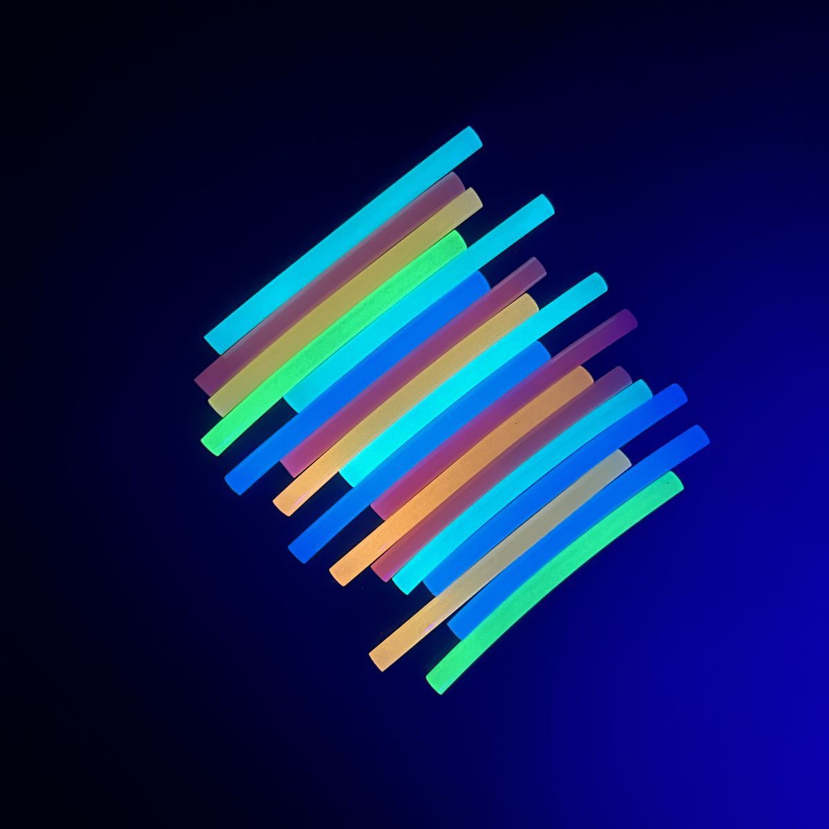 夜光热熔胶棒绿蓝黄红混色胶棒现货