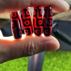 天珠卸売り紅瑪瑙チベット式九眼天珠天然瑪瑙は古風に旧仏珠菩提アクセサリーペンダントを作ります。