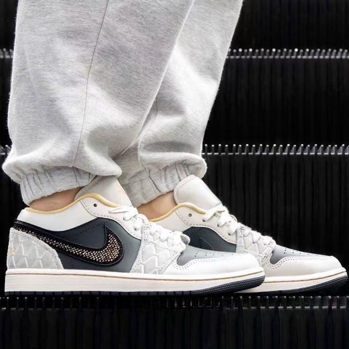 莆田鞋纯原aj1低帮黑灰绸缎男女同款运动板鞋百搭潮流休闲篮球鞋