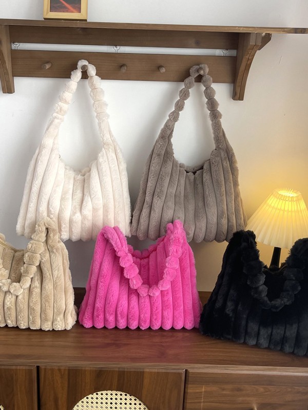 Demi-season capacious one-shoulder bag