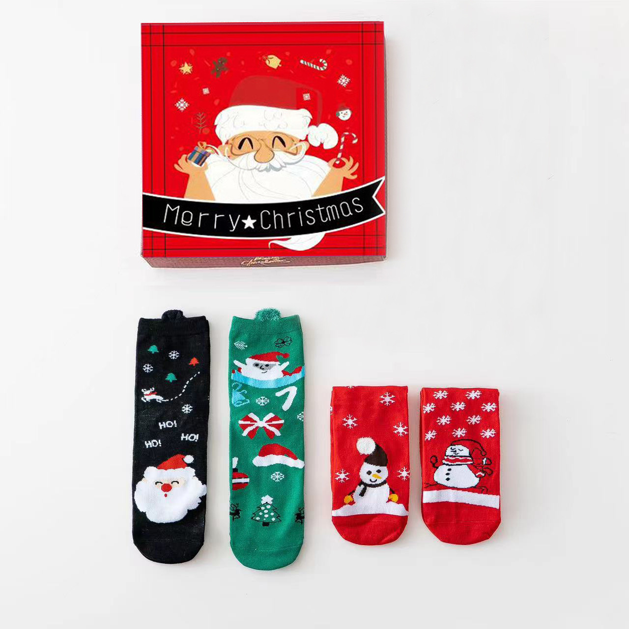 Medias de Navidad transfronterizas caja de regalo otoño y invierno nuevos productos de dibujos animados estereoscópicos lindos calcetines de mediana de mujer mediana medias rojas de Navidad al por mayor