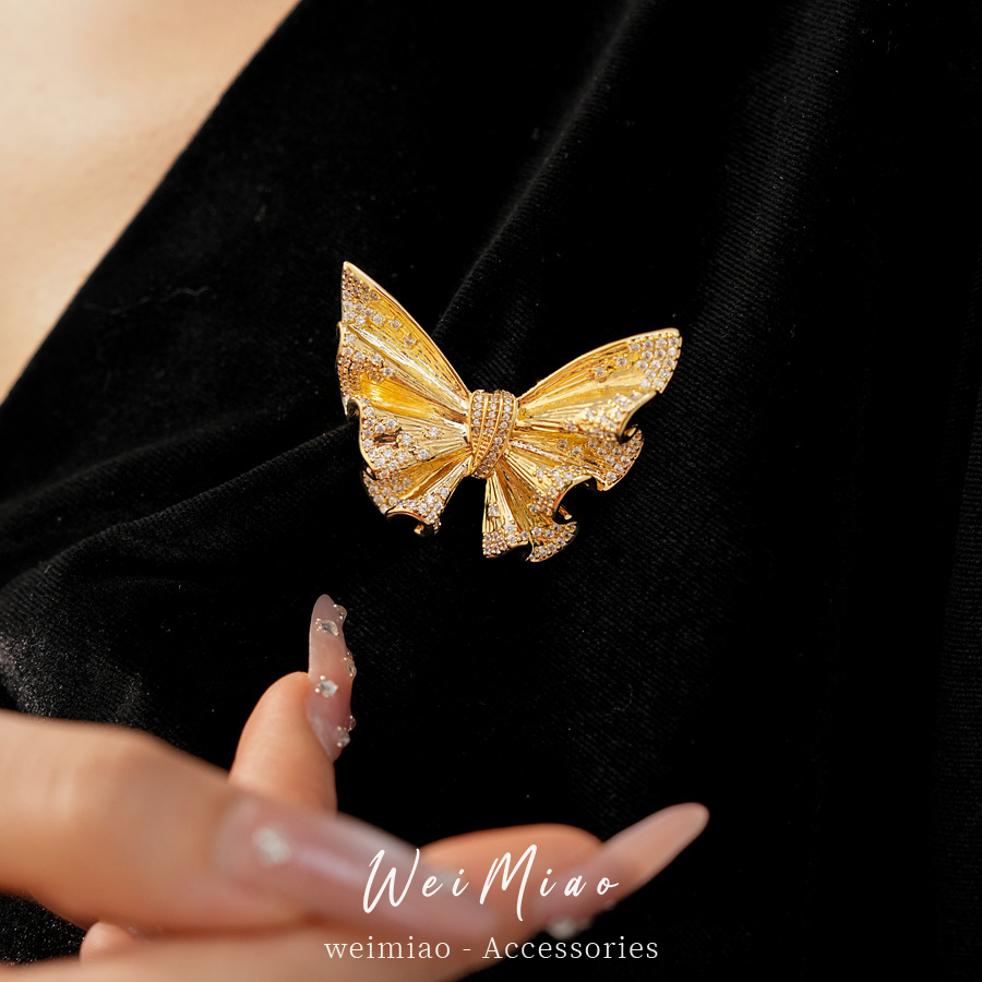 18k oro real galvanizado oro mariposa broche nicho de alto nivel estilo de corte delicada ropa de lujo ligera al por mayor