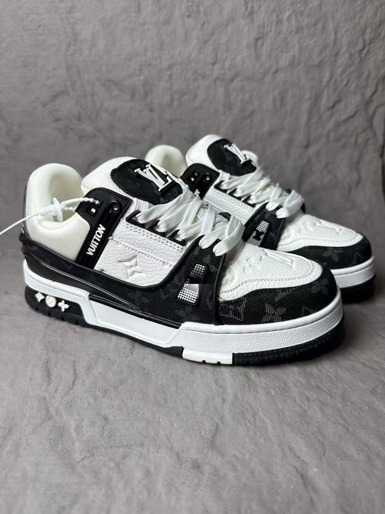 Spot comercio exterior transfronterizo burro entrenador blanco cemento vaqueros azul moda deportiva casual pareja hombre y mujer skate