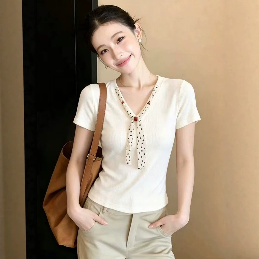 Áo thun nữ cổ chữ V tay ngắn phối khăn lụa trắng phong cách Hàn Quốc — màu trắng chi tiết 3