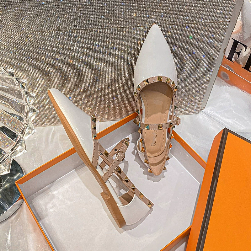 Пляжные женские сандалии в французском стиле 2025 года с однотонной пряжкой на носке, низкий каблук, открытые носки, стиль корейский, заклепки и характер, острый носок, плоская обувь