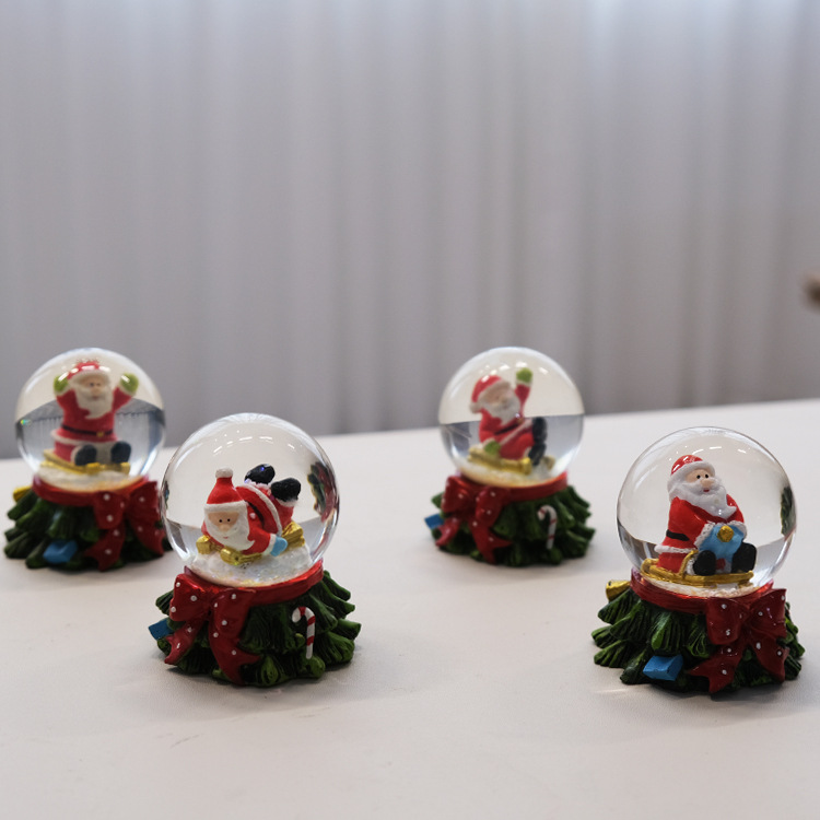 Bola de Nieve Navideña de Resina Decorativa para Escritorio