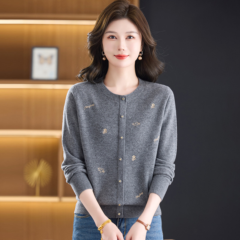 Chandisa High-End Woolen Knitwear Women's Autumn and Winter 2025 New Round Neck Knitwear Top Mother's Elegant Bottoming Knitwear