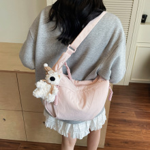 日系简约大容量斜挎包女2025新款轻便休闲小挎包单肩包百搭饺子包