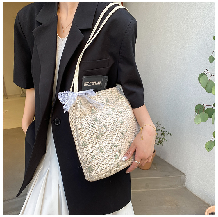 عصرية جديدة في الصيف ، حقيبة صغيرة منسوجة شخصية أنثى 2021 النسخة الكورية من حقيبة حرير عصرية ذات كتف واحد display picture 9