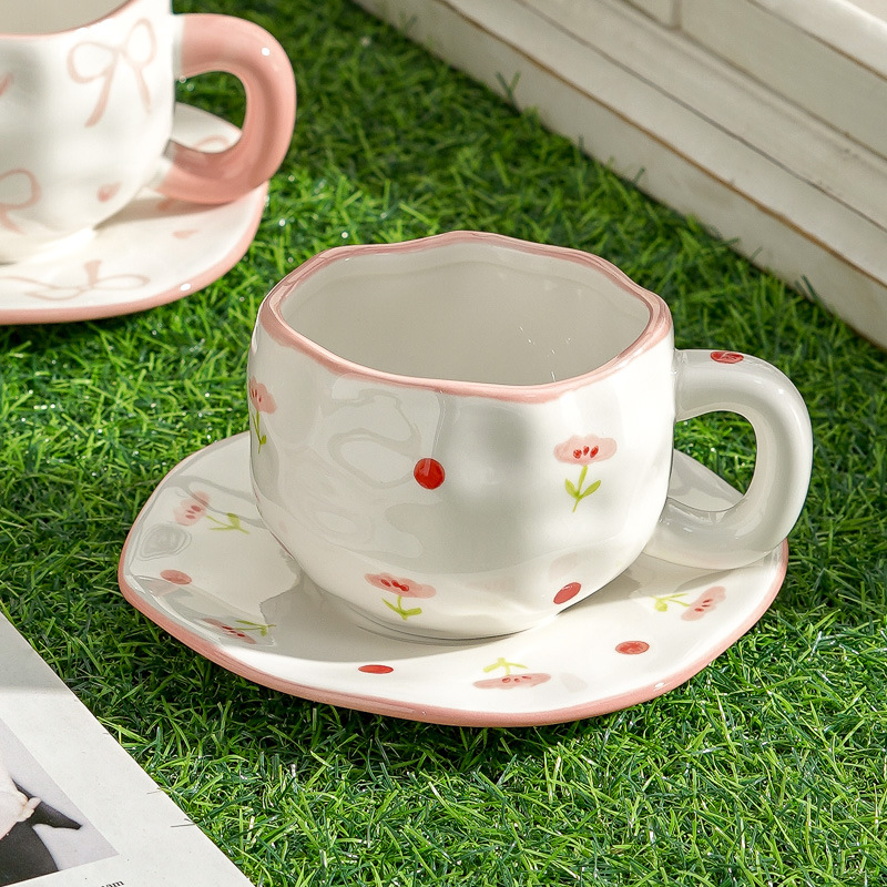 Hermoso conjunto de tazas de café y platos Regalos comerciales Irregulares tazas de desayuno transfronterizas de cerámica Pastoral pintada a mano esmaltada