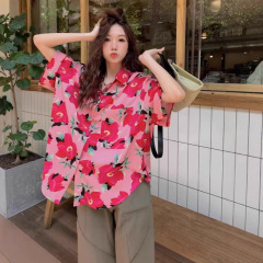 海辺のリゾートスタイルの花柄シャツ夏ルーズカジュアル香港スタイルレトロフラワールーズ半袖シャツ女性のトップ