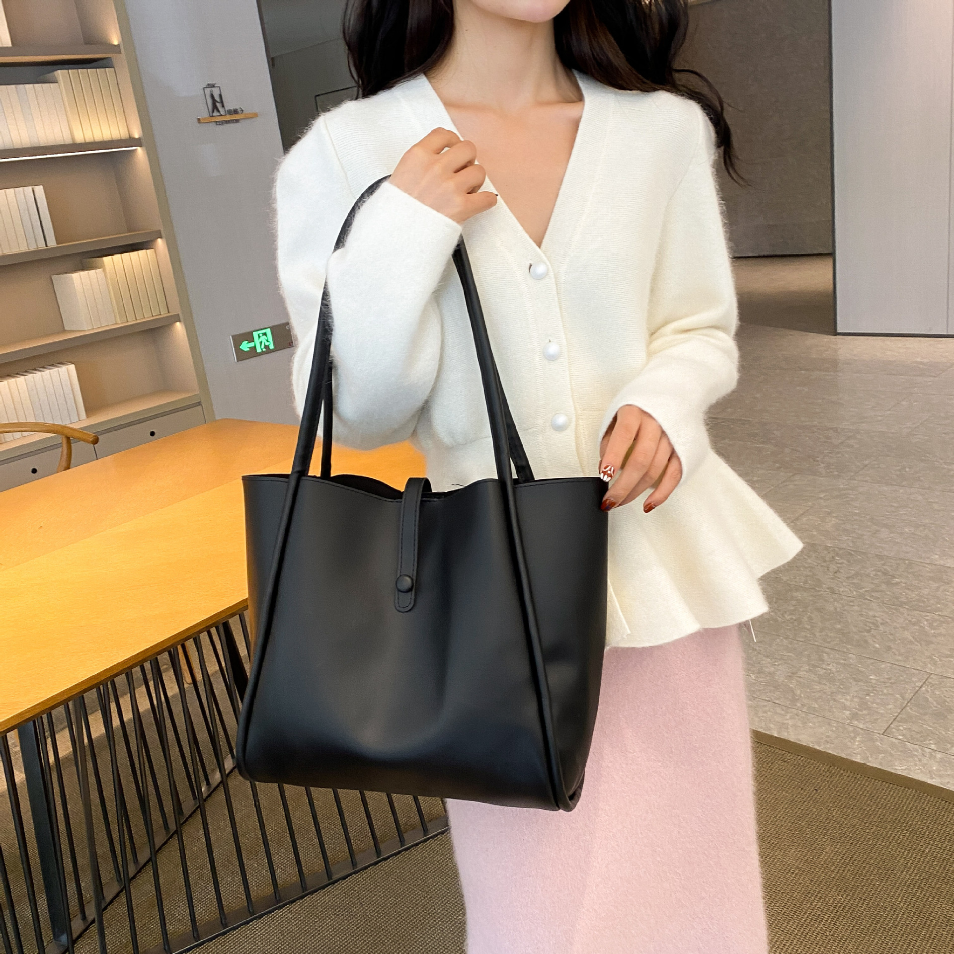Textura simple de gran capacidad bolsa de hombro para mujeres 2025 nuevo estilo coreano de hombro único brazo de moda para mujeres image 9