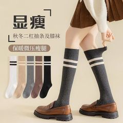 靴下の女性のふくらはぎの靴下の百合はやせています。