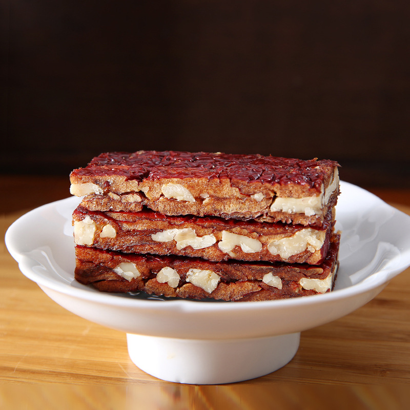 Wholesale distribution of 250g Xinjiang jujube kernel pie, web red dates with walnut cake, hugging fruit snacks, red date walnut pie