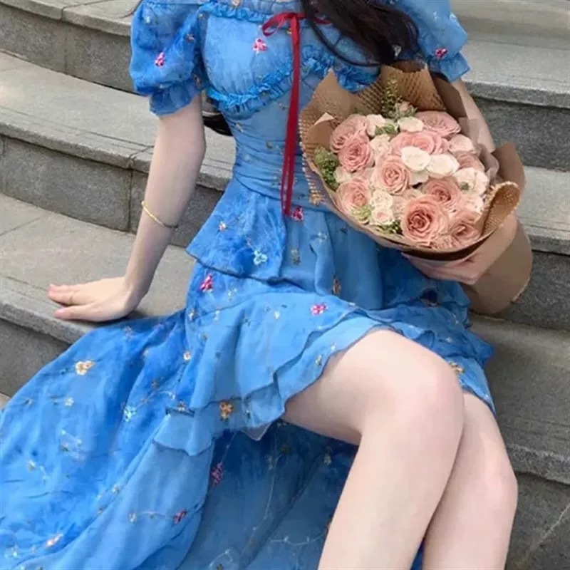 度假风碎a花露肩连衣裙女夏季2025新款收腰显瘦不规则蓝色吊带长|undefined