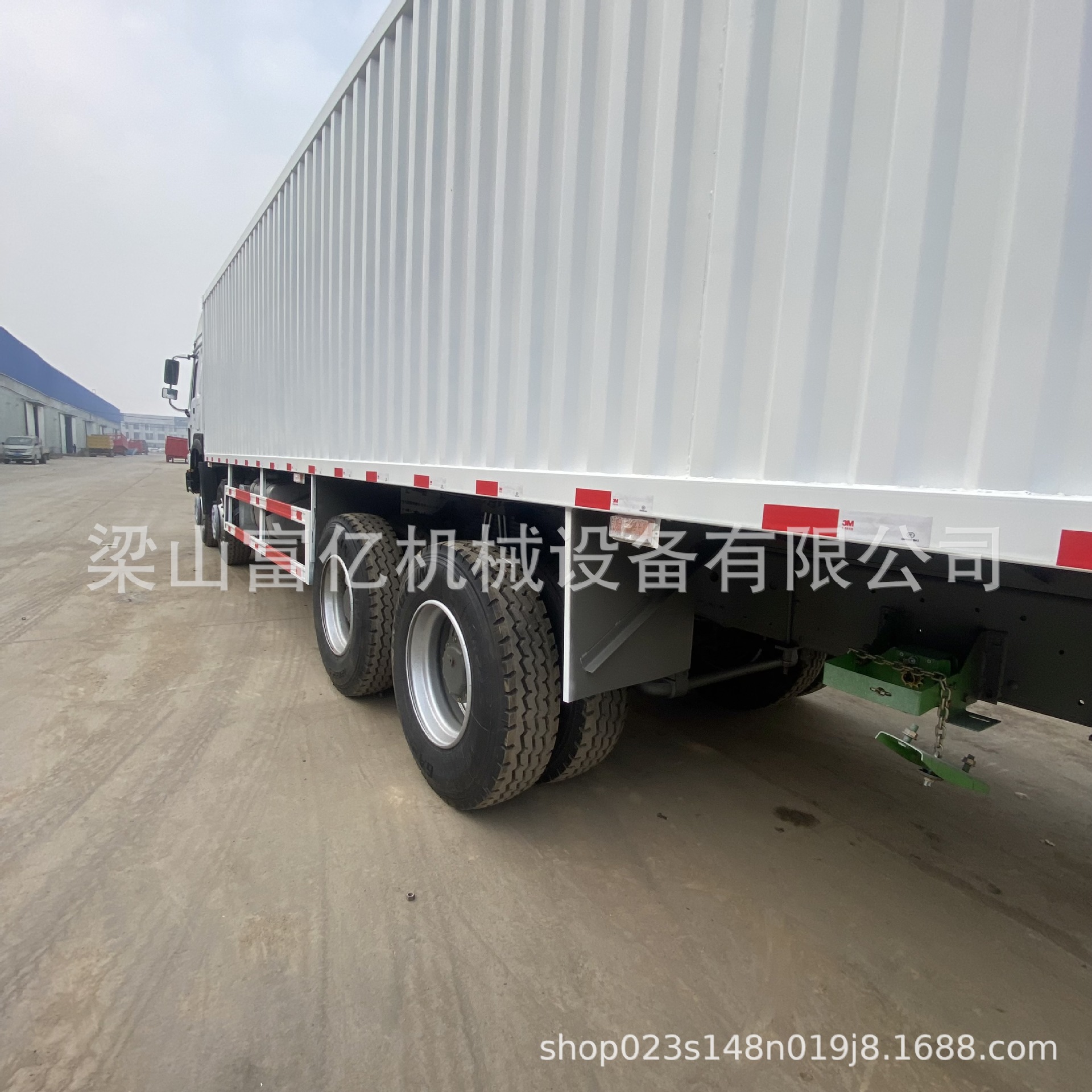 Exported to Africa: Sinotruk Howo Box-Type Truck with 12 Wheels (Four Front, Eight Rear), High Horsepower, Remanufactured Container Truck