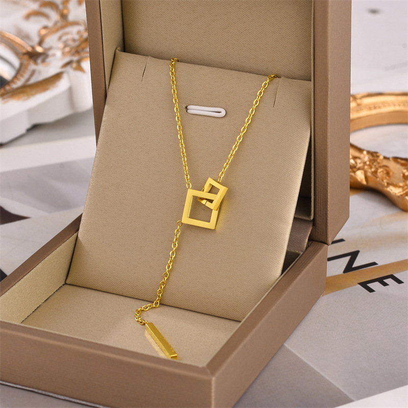 Collar de acero de titanio para mujeres simple y versátil estilo ligero de lujo nicho diseño de alta calidad no decoloración joyería de cadena de clavícula al por mayor