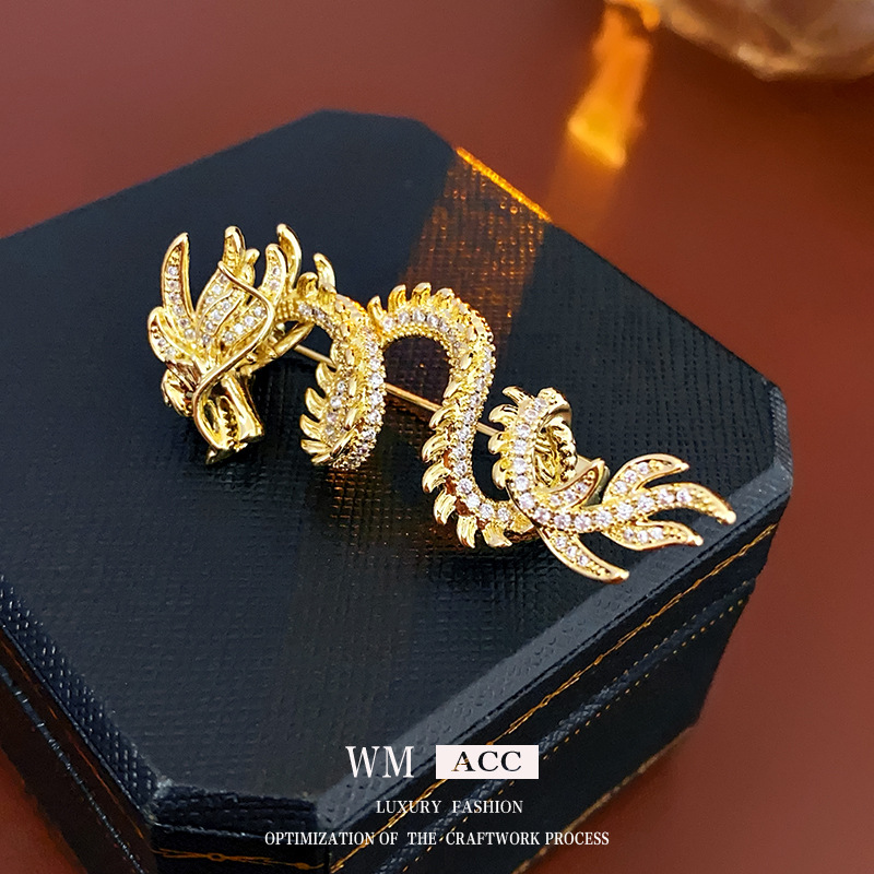 Oro verdadero diamante eléctrico Zodiac dragón broche de metal estilo nacional retro pin de nicho personalidad accesorios fabricantes mujeres al por mayor