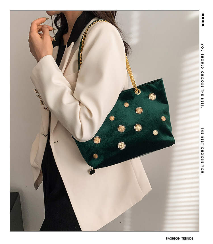 High-end and personalized hardware single-shoulder bag for women, new autumn 2024 collection, velvet chain handbag, stylish tote bag details Picture