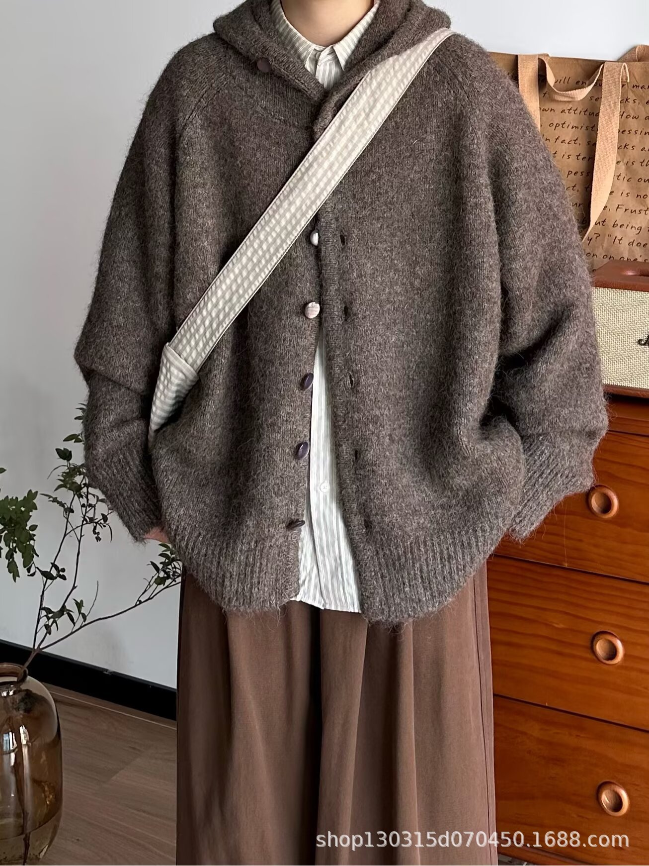 2025 otoño y invierno de alta calidad sensación de lana perezosa mezcla de lana femenina gruesa con sudadera con capuz para hombres blando nicho de punto glutinoso