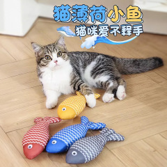 猫のミントの魚の猫のおもちゃは猫の棒の猫を笑わせます。