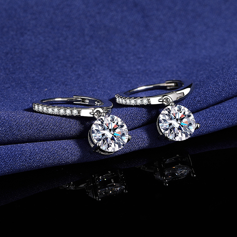 Venta caliente en vivo moda popular exquisita pendiente redonda de un solo diamante mujer con incrustaciones de circón chapado en platino pendiente corta de diamante Moissan