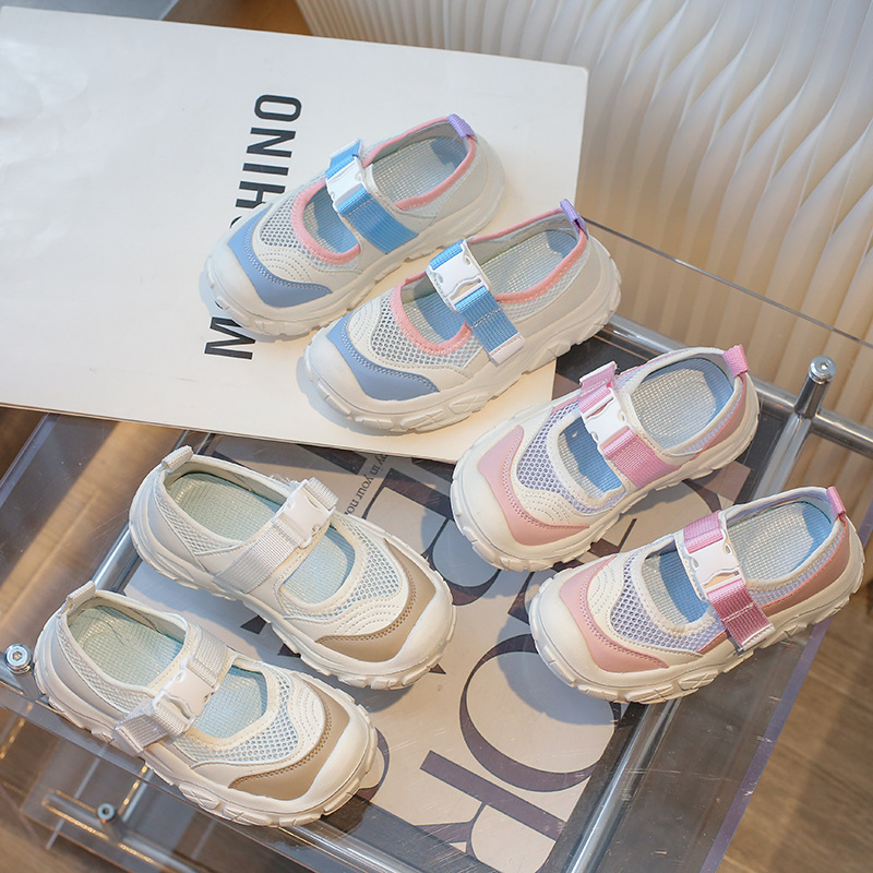 Children's sports shoes