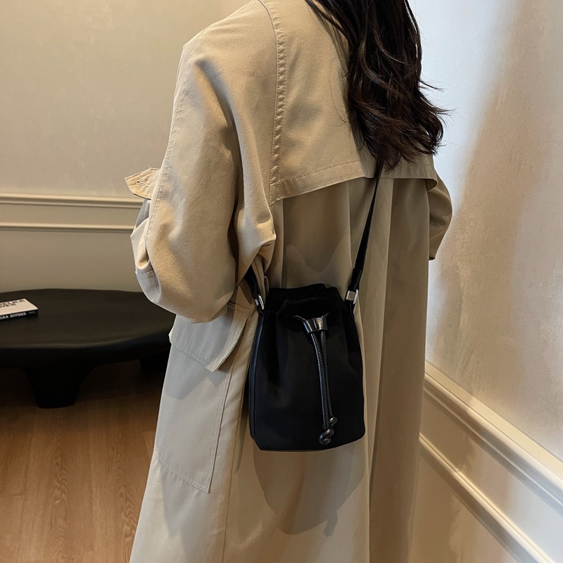 가을과 겨울 빈티지 스웨이드 버킷 가방 클래식 스웨이드 드로우 스트링 휴대 전화 가방 여성의 2024 새로운 스웨이드 크로스 바디 작은 가방