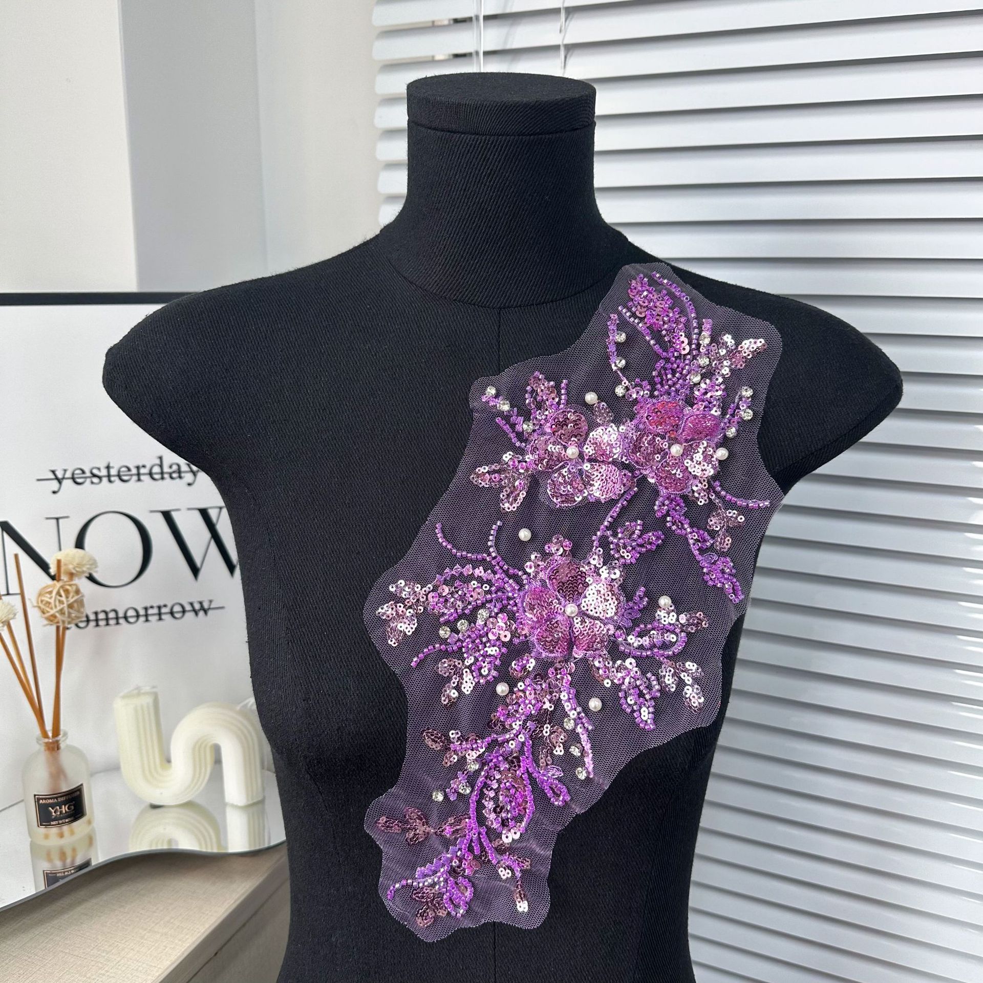 Venta caliente de lentejuelas con cuentas de flores decorativas vestido de novia accesorios de ropa parche pegatinas de tela accesorios de material de bricolaje fábrica al por mayor image 12